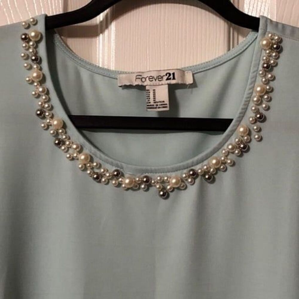 Forever21 Pearl Neckline Blue Sleeveless Blouse Size Medium Womens - Picture 2 of 7